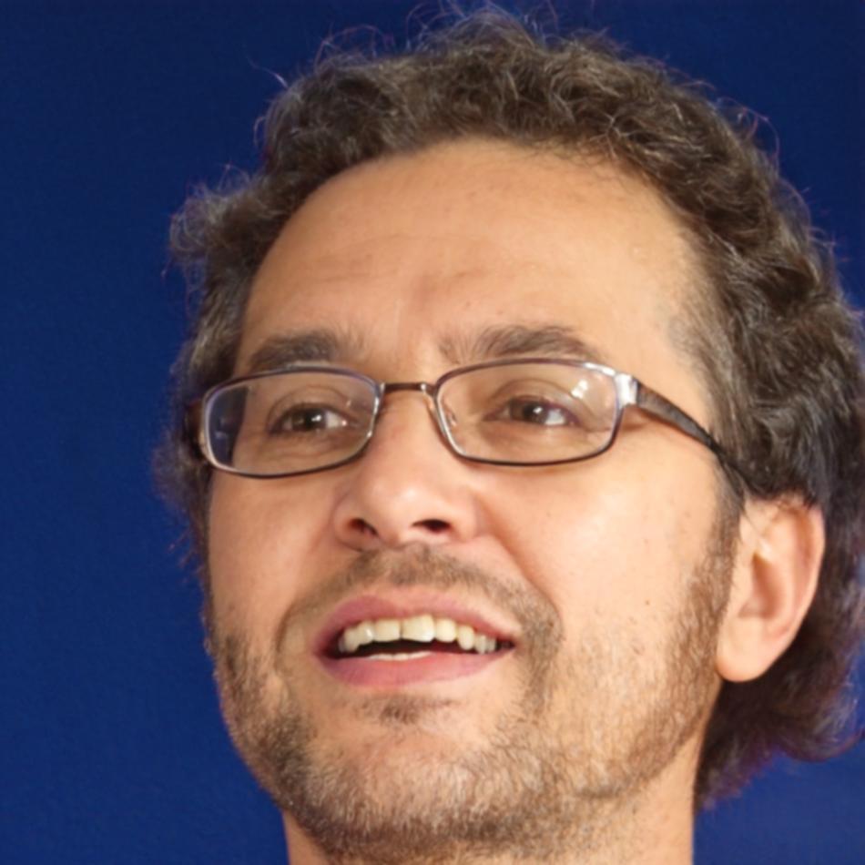 Consultant financiar experimentat prezentând concepte de analiză